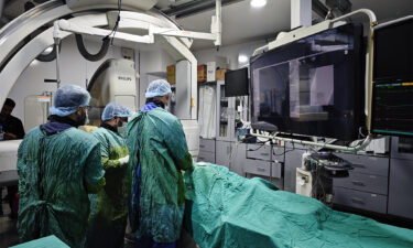 تراجع التمويل وإغلاق المستشفيات يضيق خيارات العلاج أمام سكان إدلب 