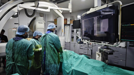 تراجع التمويل وإغلاق المستشفيات يضيق خيارات العلاج أمام سكان إدلب 