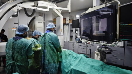 تراجع التمويل وإغلاق المستشفيات يضيق خيارات العلاج أمام سكان إدلب 