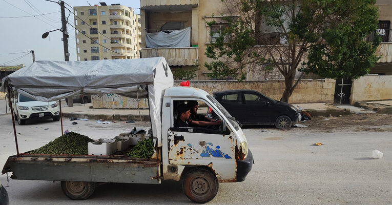 قرار جديد يضبط ضجيج مكبرات الصوت للباعة في إدلب