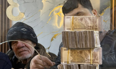 الحوالات إلى سوريا.. نظام مصرفي عاجز وسوق سوداء تفرض قواعدها