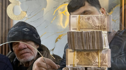 الحوالات إلى سوريا.. نظام مصرفي عاجز وسوق سوداء تفرض قواعدها