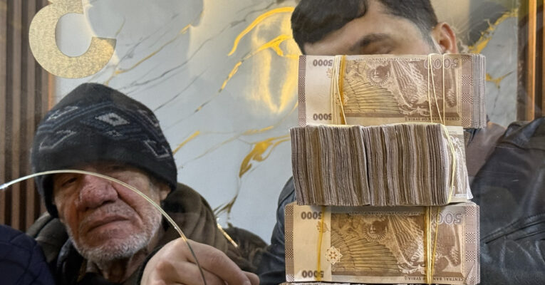 الحوالات إلى سوريا.. نظام مصرفي عاجز وسوق سوداء تفرض قواعدها