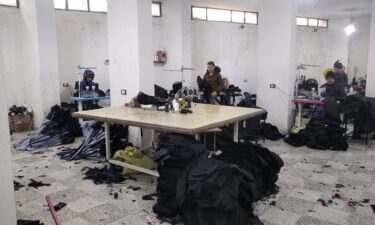 ورش الجينز السوري.. مهنة تخسر عمّالها وسوقها