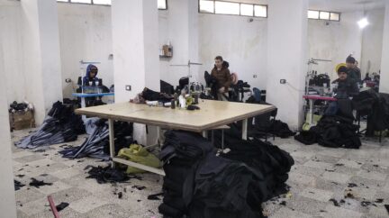 ورش الجينز السوري.. مهنة تخسر عمّالها وسوقها