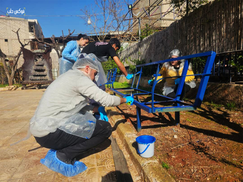إعادة تأهيل مقاعد في حديقة السوق المحلي بحي الشيخ مقصود في حلب