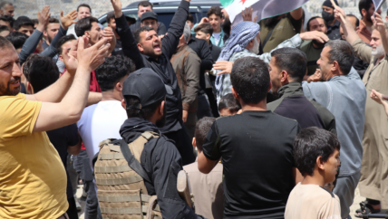 من أمام القاعدة العسكرية في الباب.. سكان الشيخ عقيل يطالبون بمنازلهم