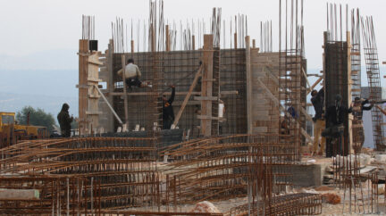 تكاليف الترميم والبناء تغلق أبواب العودة أمام عائدين إلى مدنهم المدمرة 