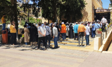 الاحتجاجات تتجدد في جامعة حلب للمطالبة بشمول جميع العاملين بالزيادة النوعية