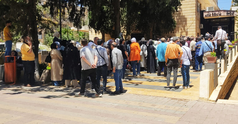 الاحتجاجات تتجدد في جامعة حلب للمطالبة بشمول جميع العاملين بالزيادة النوعية