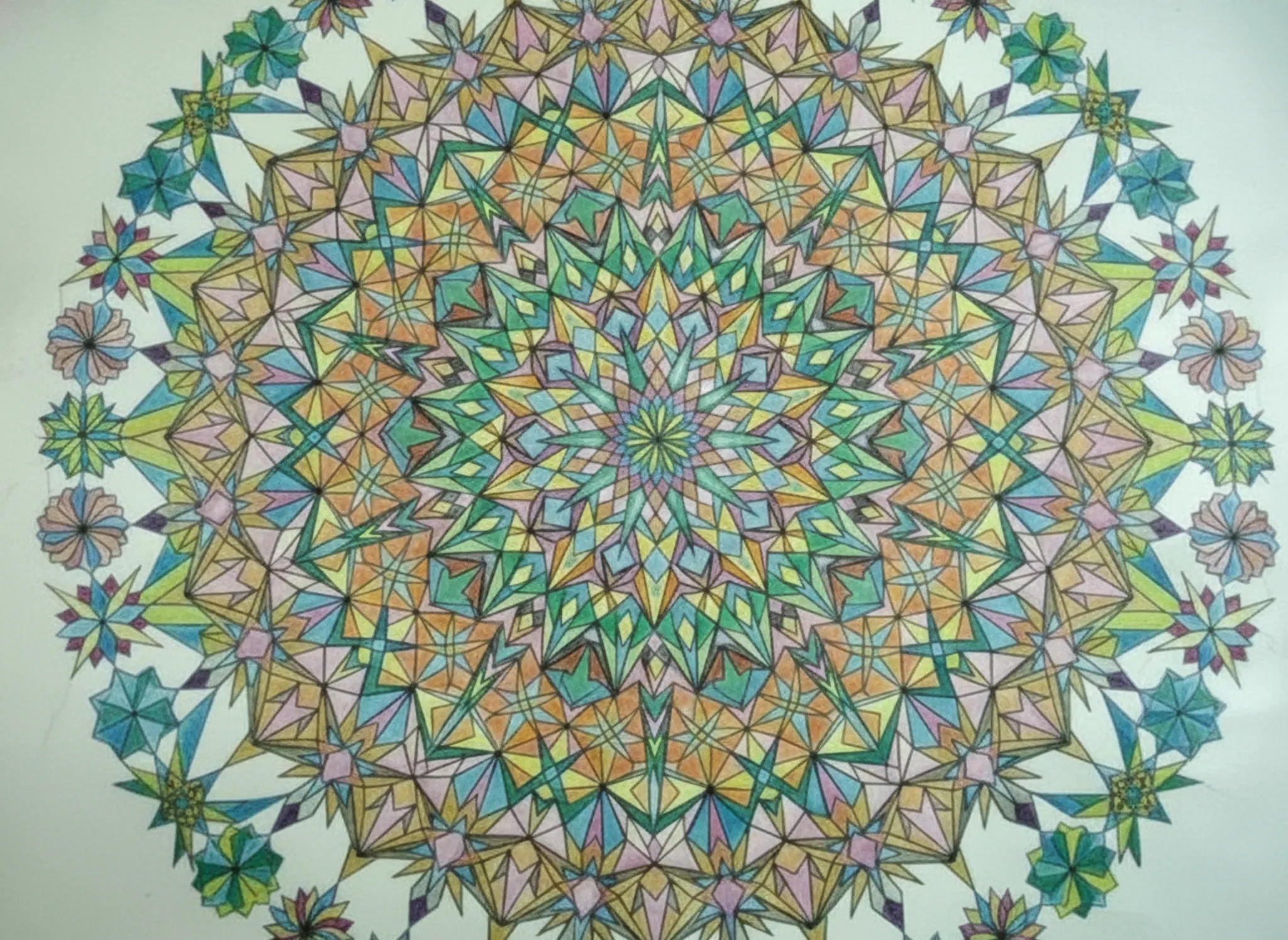 زخرفة هندسية رسمتها بين عامي 2006 و2007، بالألوان المائية. وبهدف الوصول إلى الانسجام بين عناصر اللوحة؛ لوّنتها وفق نمط يعتمد على استبعاد الألوان المتقاربة، والاعتماد على التضادّ بين الألوان المختارة، أي وفق طريقة تصنيفي للألوان، فالأخضر الغامق والأخضر الفاتح يبدوان لونين منفصلين ومتضادين بشدة، بينما اعتبرت البني والأحمر لونين متقاربين ومتشابهين، ولا يمكن أن يتجاورا داخل الرسمة.