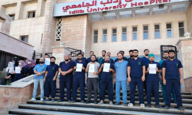 ممرضو مستشفى إدلب الجامعي يعلّقون إضرابهم بانتظار تنفيذ الوعود