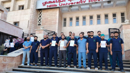 ممرضو مستشفى إدلب الجامعي يعلّقون إضرابهم بانتظار تنفيذ الوعود