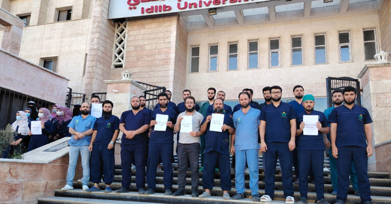 ممرضو مستشفى إدلب الجامعي يعلّقون إضرابهم بانتظار تنفيذ الوعود