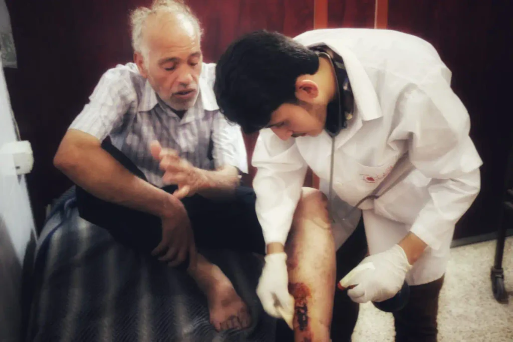 عبد الرحمن، عندما كان مساعد جرّاح في مستشفى دار الشفاء بحمورية، 18 تموز/ يوليو 2015