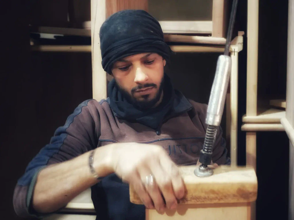محمد نيسان في ورشة نجارة موبيليا بتاريخ 19 كانون أول/ ديسمبر 2025