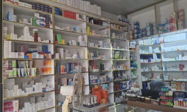 بين شرط المسافة والاستثناء.. صيادلة يحاولون استعادة أماكنهم في سوق العمل